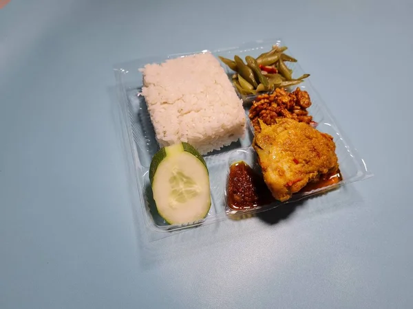 Τυπικά Πιάτα Από Την Ινδονησία Είναι Ανάμεικτο Ρύζι Τηγανητό Κοτόπουλο — Φωτογραφία Αρχείου