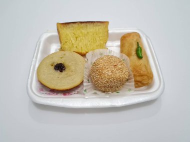 Snacks from the market consisting of mud cakes, apem cakes, spring rolls, steamed slices of bread, round bread filled with chocolate