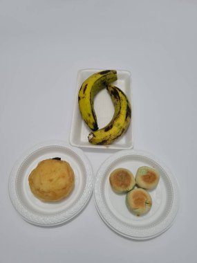 Snacks consisting of bakpia, bread and green bananas