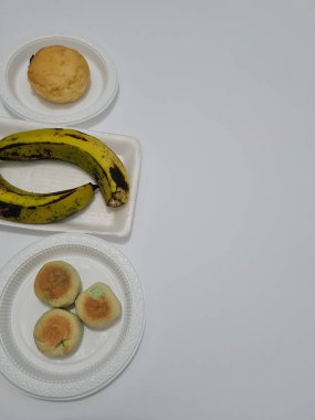 Snacks consisting of bakpia, bread and green bananas