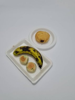 Snacks consisting of bakpia, bread and green bananas