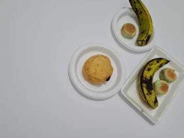 Snacks consisting of bakpia, bread and green bananas