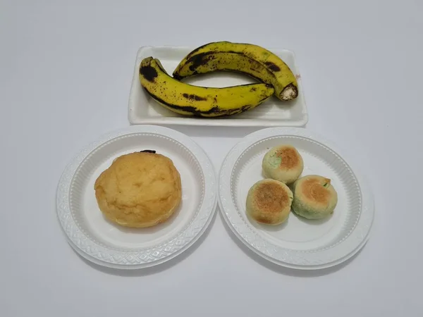 Snacks Consisting Bakpia Bread Green Bananas — 图库照片