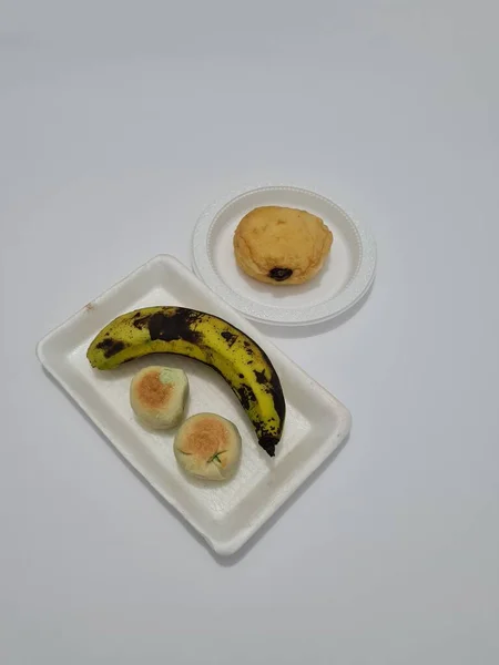 Snacks Consisting Bakpia Bread Green Bananas — Zdjęcie stockowe