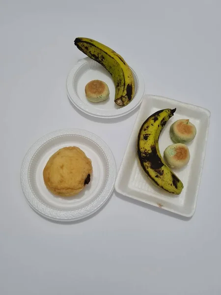 Σνακ Που Αποτελούνται Από Μπακάλια Ψωμί Και Πράσινες Μπανάνες — Φωτογραφία Αρχείου