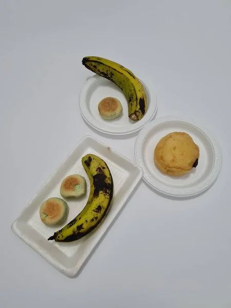 Snacks Consisting Bakpia Bread Green Bananas — Fotografie, imagine de stoc