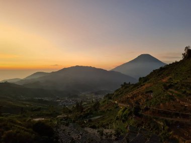 The natural scenery of the mountains when the sun rises in the morning