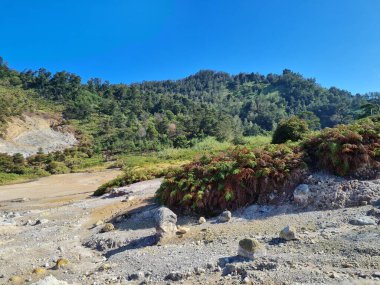 Mavi gökyüzü ile güzel dağ manzarası