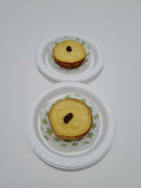 Pazar atıştırmalıkları un ve diğer malzemelerden yapılmış çamur kekleri.