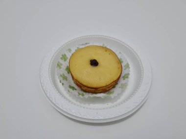 Pazar atıştırmalıkları un ve diğer malzemelerden yapılmış çamur kekleri.