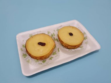 Pazar atıştırmalıkları un ve diğer malzemelerden yapılmış çamur kekleri.