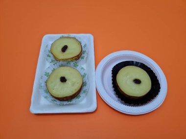 Pazar atıştırmalıkları un ve diğer malzemelerden yapılmış çamur kekleri.