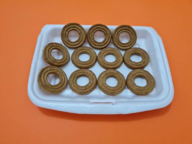 Un ve çikolata aromalı diğer malzemelerden yapılan abur cuburlara kurabiye denir.