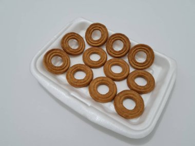 Un ve çikolata aromalı diğer malzemelerden yapılan abur cuburlara kurabiye denir.