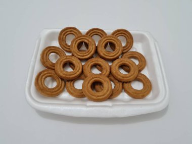 Un ve çikolata aromalı diğer malzemelerden yapılan abur cuburlara kurabiye denir.