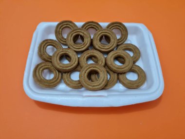 Un ve çikolata aromalı diğer malzemelerden yapılan abur cuburlara kurabiye denir.