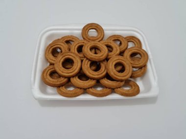 Un ve çikolata aromalı diğer malzemelerden yapılan abur cuburlara kurabiye denir.