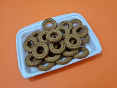 Un ve çikolata aromalı diğer malzemelerden yapılan abur cuburlara kurabiye denir.