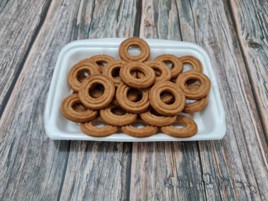 Un ve çikolata aromalı diğer malzemelerden yapılan abur cuburlara kurabiye denir.