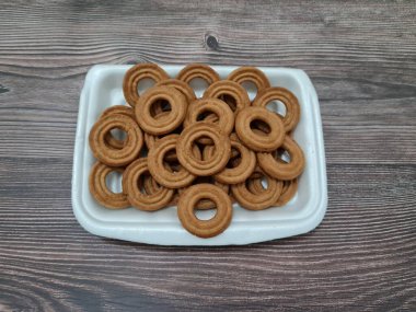 Un ve çikolata aromalı diğer malzemelerden yapılan abur cuburlara kurabiye denir.