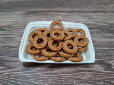 Un ve çikolata aromalı diğer malzemelerden yapılan abur cuburlara kurabiye denir.