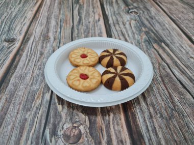 Un ve diğer malzemelerden yapılmış abur cuburlar, yani çikolatalı kurabiyeler ve böğürtlen reçelli bisküviler.