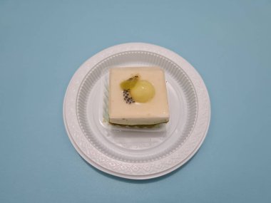 Un ve diğer malzemelerden yapılmış kek, yani beyaz meyve pudingi.