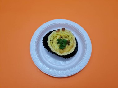 Un ve diğer malzemelerden yapılmış kek, yani yumurtalı kek.