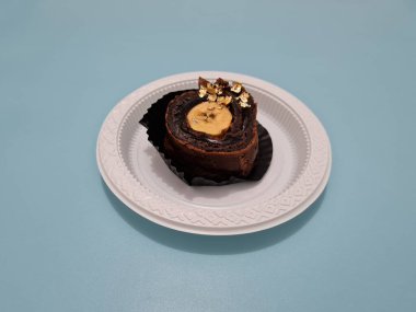 Un ve diğer malzemelerden yapılmış kek, yani muzla dolu çikolatalı kek.