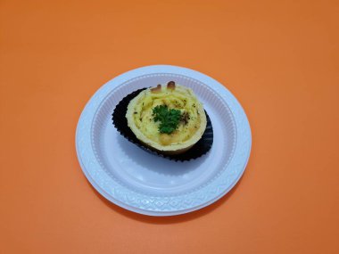 Un ve diğer malzemelerden yapılmış kek, yani yumurtalı kek.