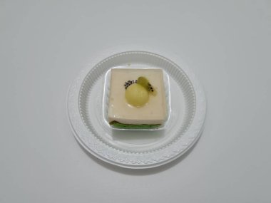 Un ve diğer malzemelerden yapılmış kek, yani beyaz meyve pudingi.