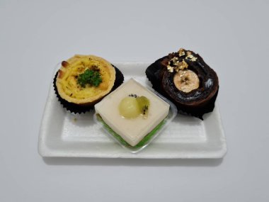 Un ve diğer malzemelerden yapılmış kek, yani beyaz puding, yumurta rulo, muzla dolu çikolata.