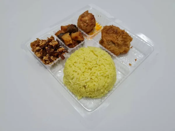 Κίτρινο Ρύζι Τηγανητό Κοτόπουλο Τηγανητά Νούντλς Τηγανητό Τσίλι Και Άλλα — Φωτογραφία Αρχείου