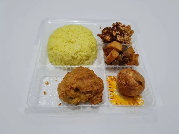 Yellow Rice Fried Chicken Fried Noodles Fried Chili Others — 图库照片