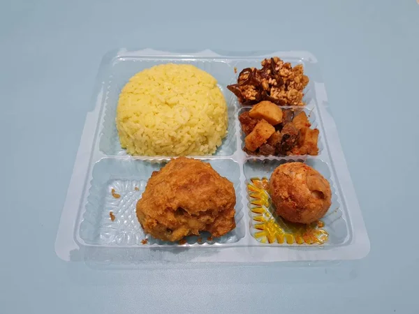Κίτρινο Ρύζι Τηγανητό Κοτόπουλο Τηγανητά Νούντλς Τηγανητό Τσίλι Και Άλλα — Φωτογραφία Αρχείου