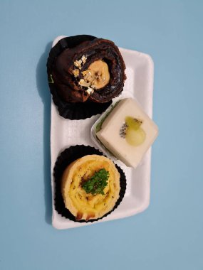 Un ve diğer malzemelerden yapılmış kek, yani beyaz puding, yumurta rulo, muzla dolu çikolata.