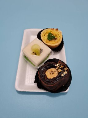 Un ve diğer malzemelerden yapılmış kek, yani beyaz puding, yumurta rulo, muzla dolu çikolata.