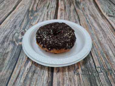 Un ve diğer malzemelerden yapılmış kek, yani çikolatalı kek.