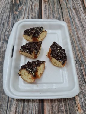 Un ve diğer malzemelerden yapılmış kek, yani çikolatalı kek.