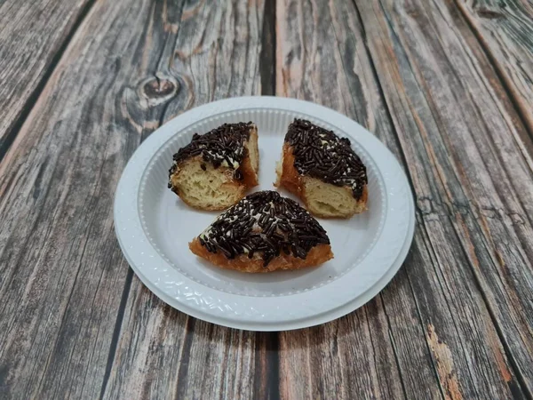 Cake made from flour and other ingredients, namely donut cake sprinkled with chocolate messes