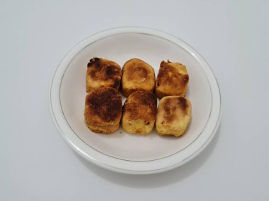 Un ve diğer malzemelerden yapılmış kahverengi bir kutu şeklinde sünger ekmeği.