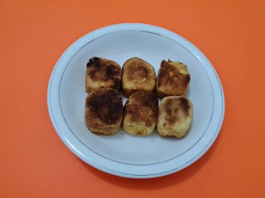 Un ve diğer malzemelerden yapılmış kahverengi bir kutu şeklinde sünger ekmeği.