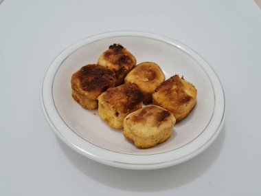 Un ve diğer malzemelerden yapılmış kahverengi bir kutu şeklinde sünger ekmeği.