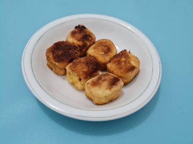 Un ve diğer malzemelerden yapılmış kahverengi bir kutu şeklinde sünger ekmeği.