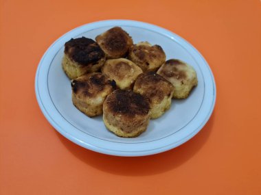 Un ve diğer malzemelerden yapılmış kahverengi bir kutu şeklinde sünger ekmeği.