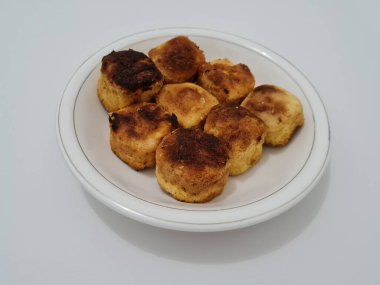 Un ve diğer malzemelerden yapılmış kahverengi bir kutu şeklinde sünger ekmeği.