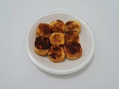 Un ve diğer malzemelerden yapılmış kahverengi bir kutu şeklinde sünger ekmeği.