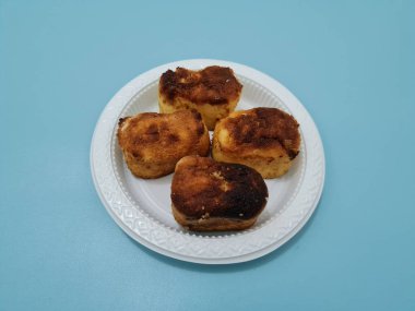 Un ve diğer malzemelerden yapılmış kahverengi bir kutu şeklinde sünger ekmeği.