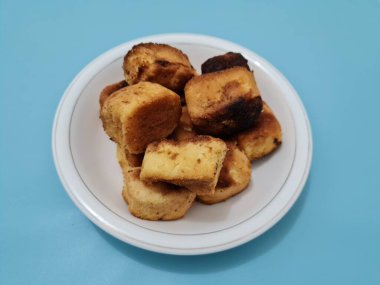 Un ve diğer malzemelerden yapılmış kahverengi bir kutu şeklinde sünger ekmeği.