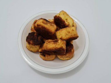 Un ve diğer malzemelerden yapılmış kahverengi bir kutu şeklinde sünger ekmeği.